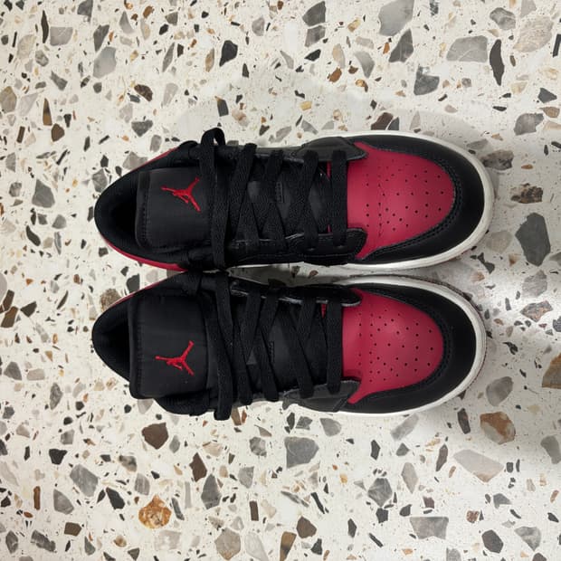 나이키 에어 조던 1로우 블랙/레드 225cm