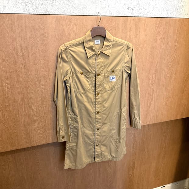 Lee 워크 롱 셔츠 자켓 로고 패치 사이드 포켓 디테일 베이지