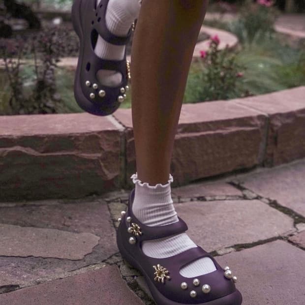 일본발매 Crocs 크록스 플랫폼 진주 메탈 샌들 샌달 시몬로샤 퍼플