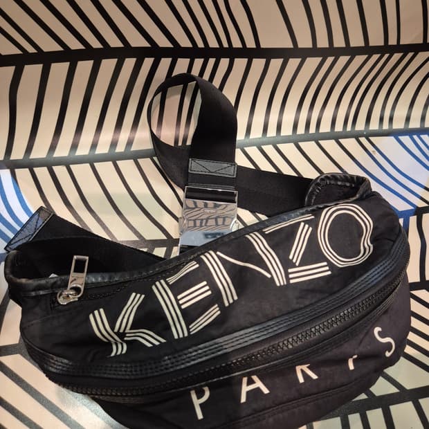 겐조(KENZO)의 로고 프린팅 나일론 벨트백/힙색입니다. 여행할때 착용