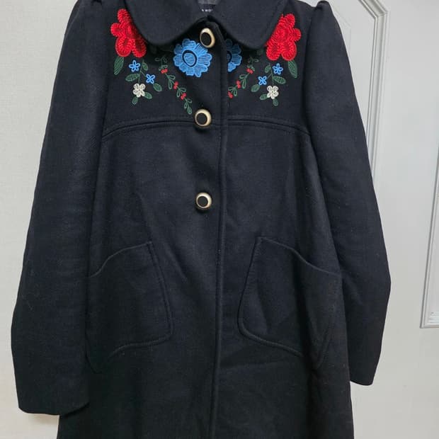 자라 블랙 숄더 포인트 자수 카라 코트