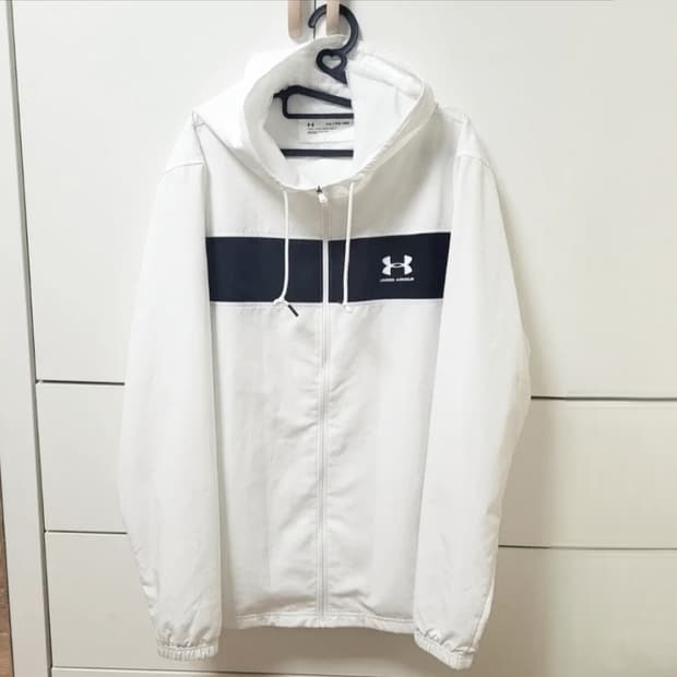 언더아머 바람막이