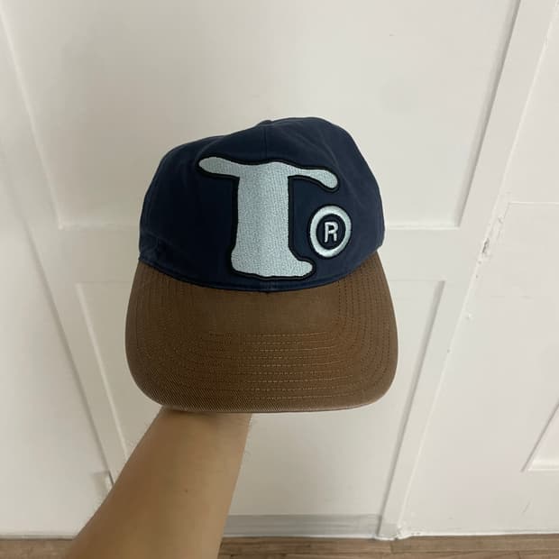 더콜디스트모먼트 모자