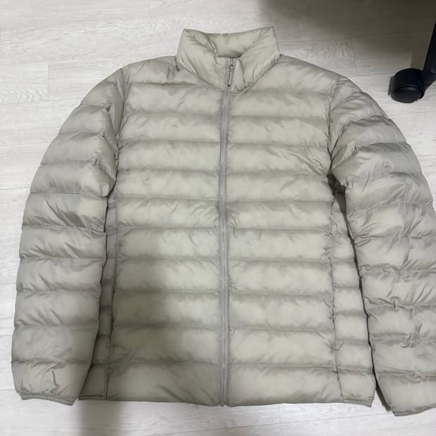 유니클로 경량패딩 베이지