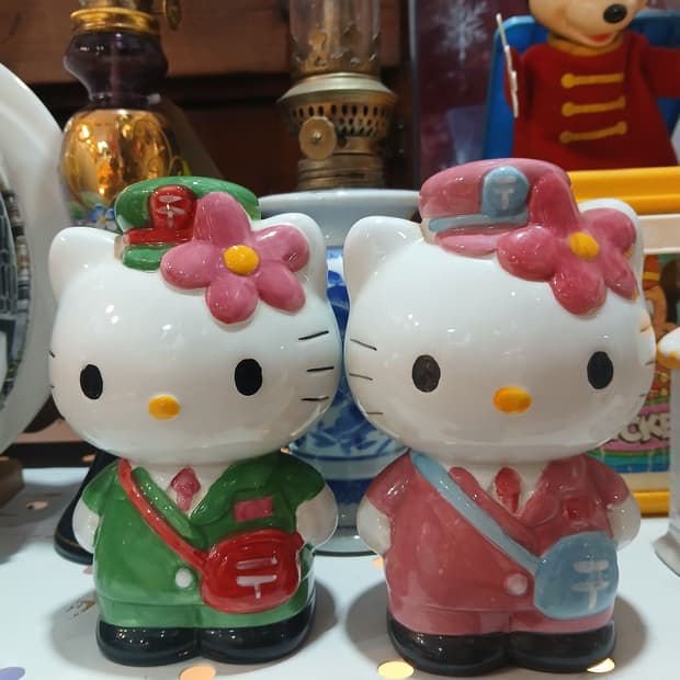 03년 빈티지 헬로키티 도자기 저금통 세트 (우체부 컨셉)