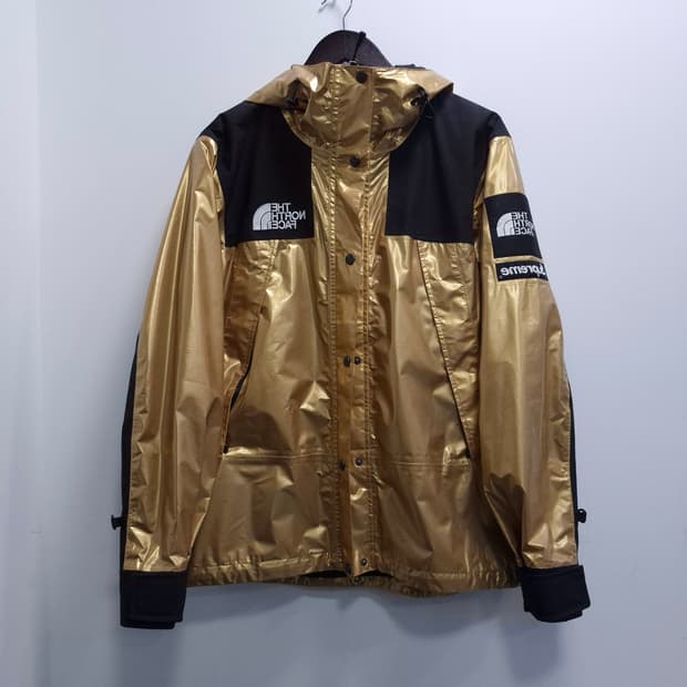 슈프림 x 노스페이스 메탈릭 마운틴 파카 골드 18SS / 할인