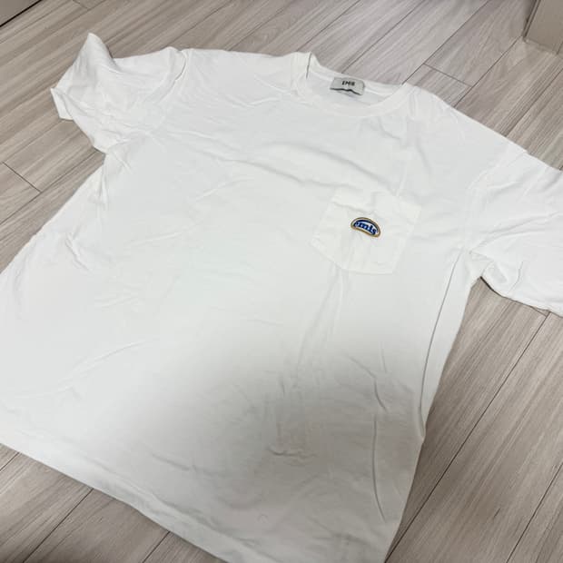 [EMIS] 로고 패치 포켓 반팔 티셔츠