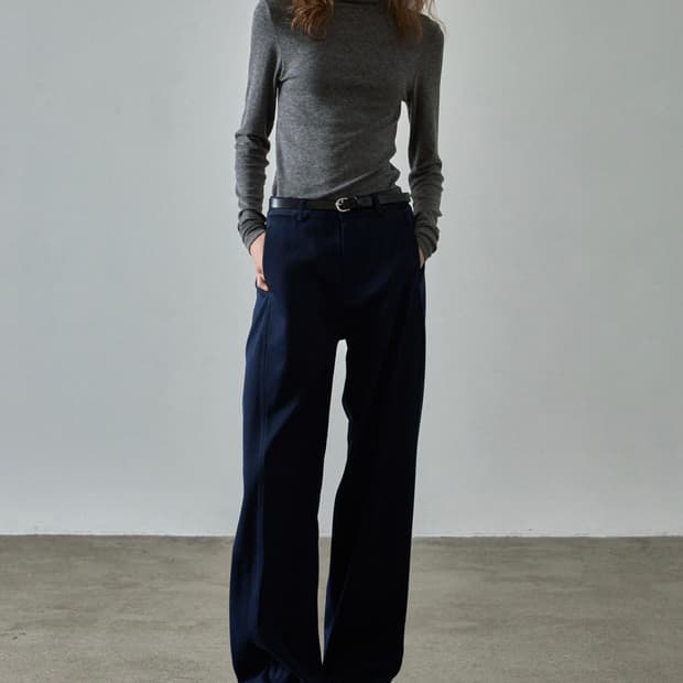 파사드 패턴 커브드 코튼 팬츠 네이비