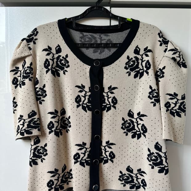 아이보리 장미 패턴 니트 가디건