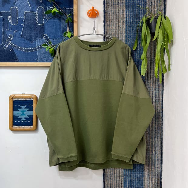 NIKO AND Two-Tone Incisional Sweatshirt