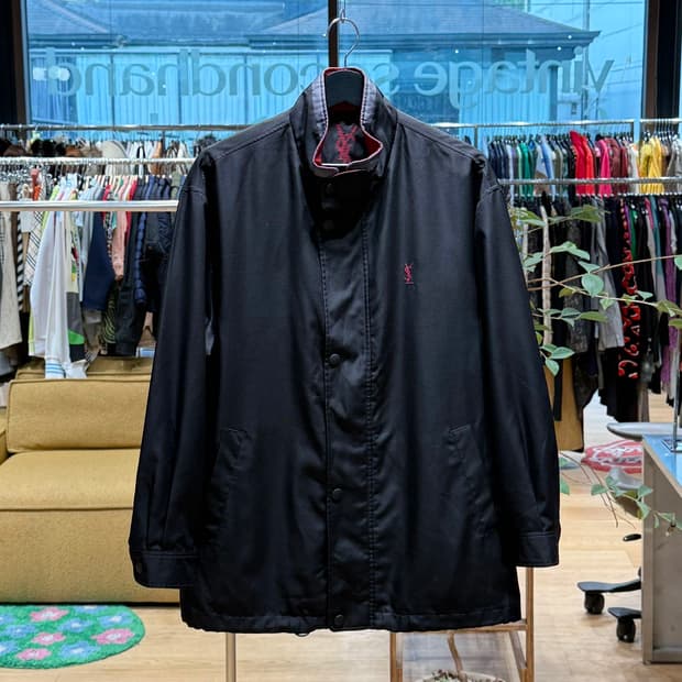 입생로랑 블랙 자수로고 폴리쉘 자켓 