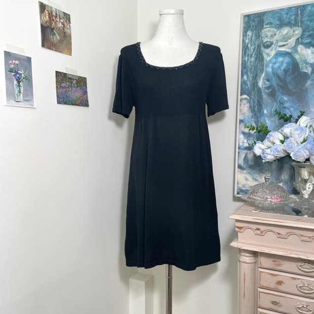 black beads point square-neck knit midi