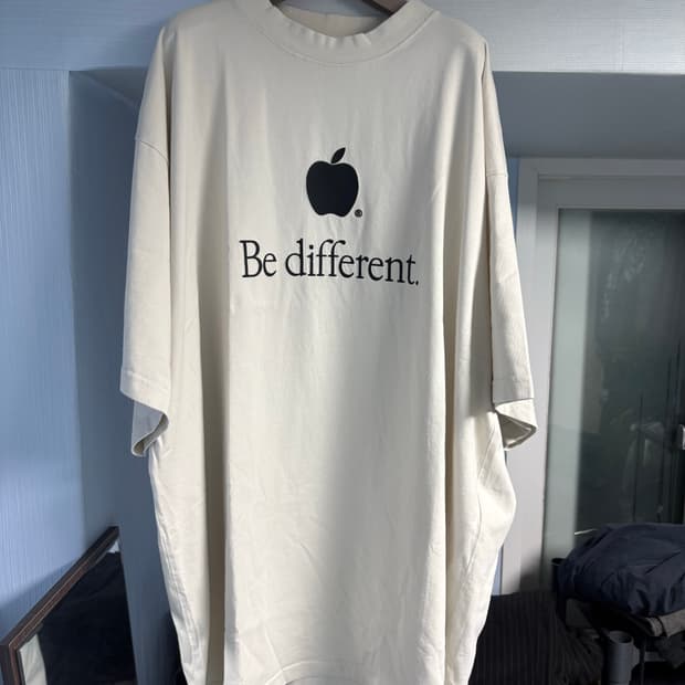 발렌시아가 애플 티셔츠 화이트 5사이즈 새상품 BE DIFFERENT
