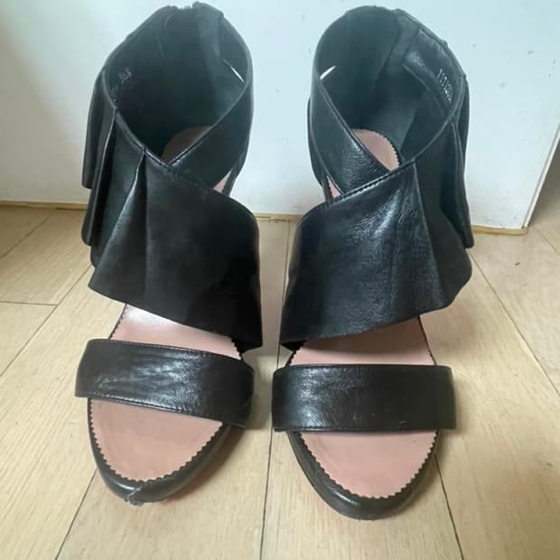 슈콤마보니 샌달