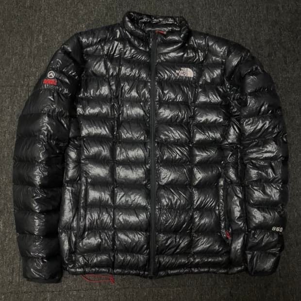 노스페이스의 퍼텍스 퀀텀 850 경량패딩