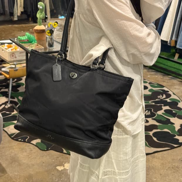 코치 나일론 턴락 숄더백