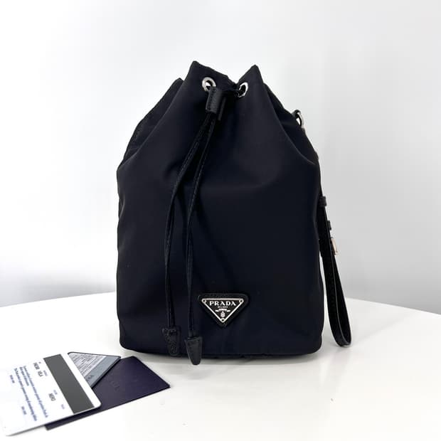 프라다 나일론 삼각로고 버킷 파우치 블랙 (1NE369)