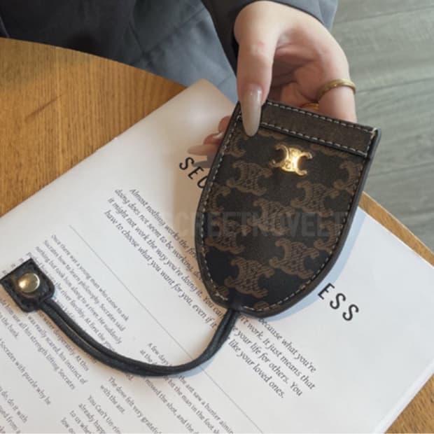 셀린느 트리옹페 키홀더 블랙