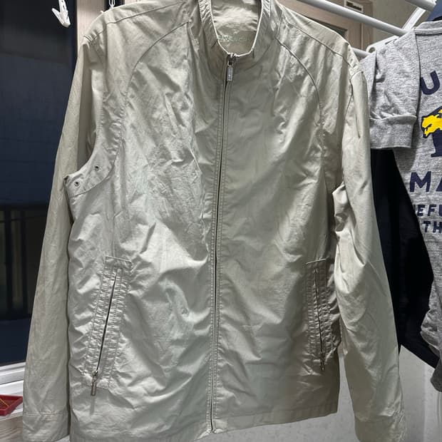 지방시 바람막이