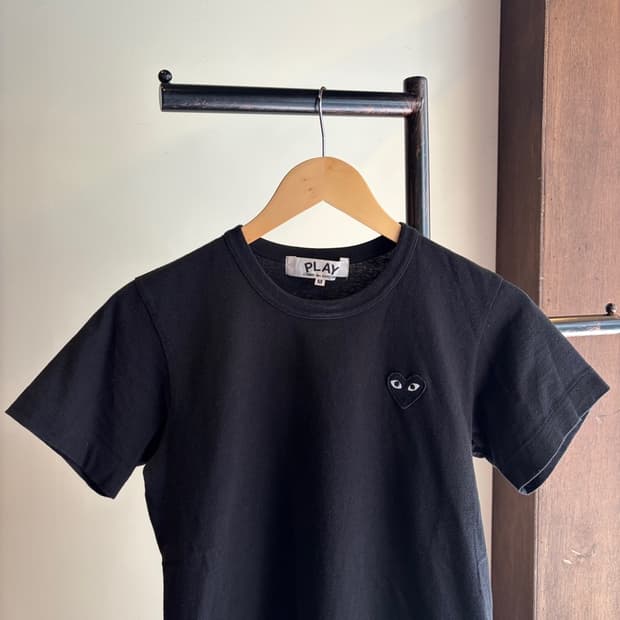 16898 - 꼼데가르송 블랙 와펜 반팔 티셔츠