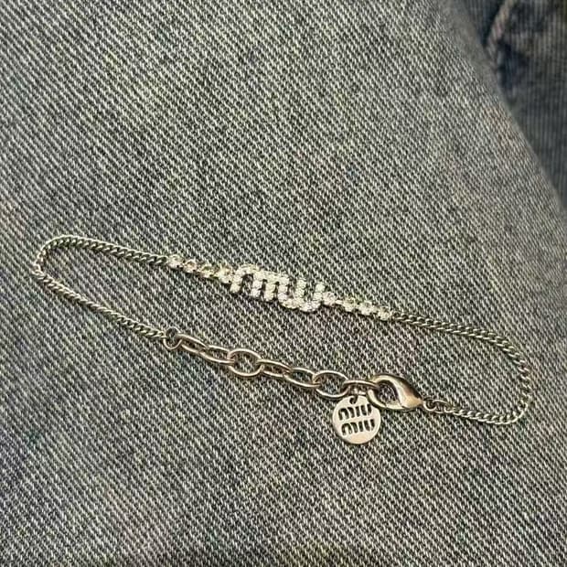 미우미우 레터링 박힌 디자인 동합금 팔찌