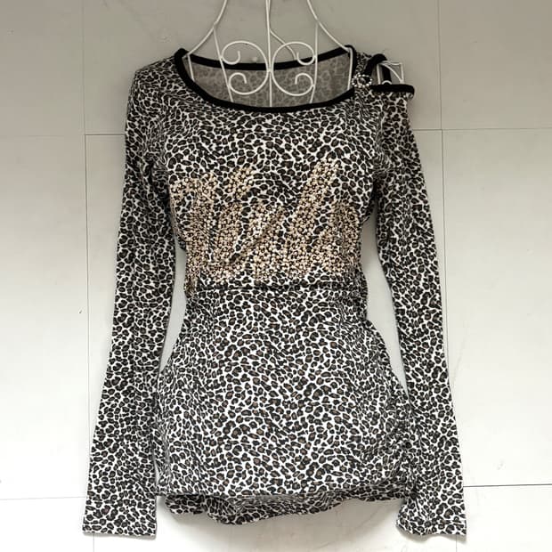 • Leopard Off-Shoulder Long Sleeve