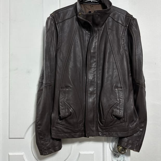 하이넥 절개 디테일 쉽스킨 자켓