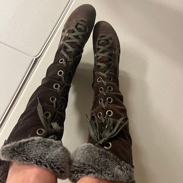 오니츠카 타이거 퍼 트리밍브라운부츠