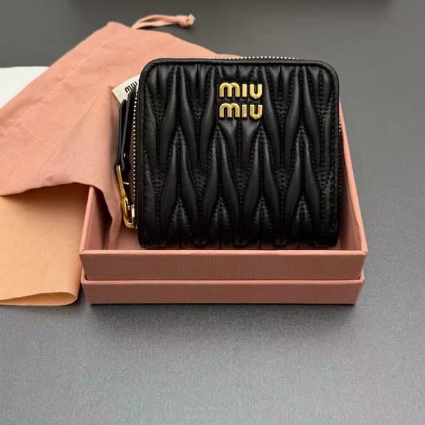 미우 미우 마테라쎄 나파 가죽 동전 지갑 블랙