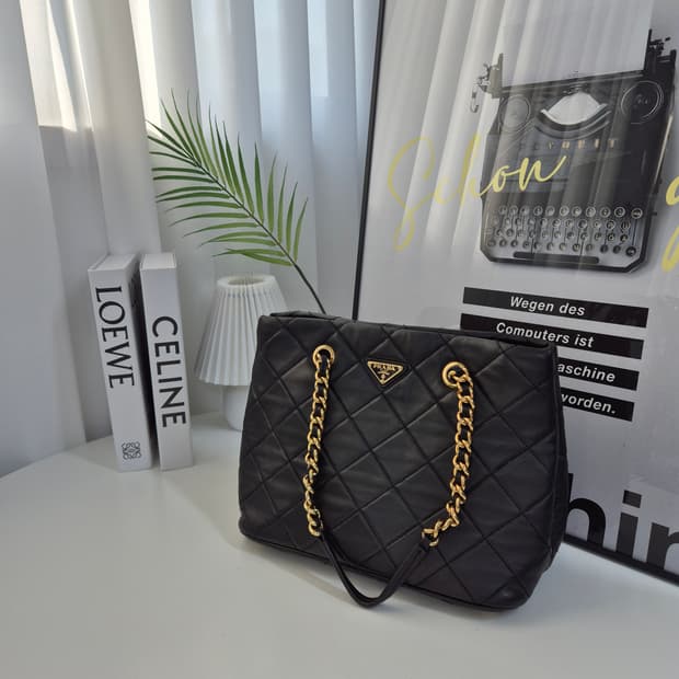 프라다 퀄팅 토트백