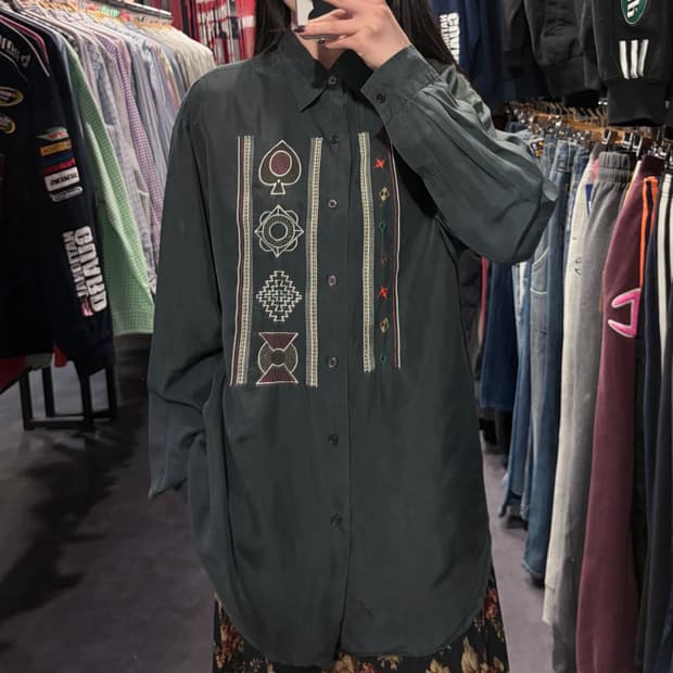  [IM] 실크 자수 패턴 긴팔셔츠 다크그린