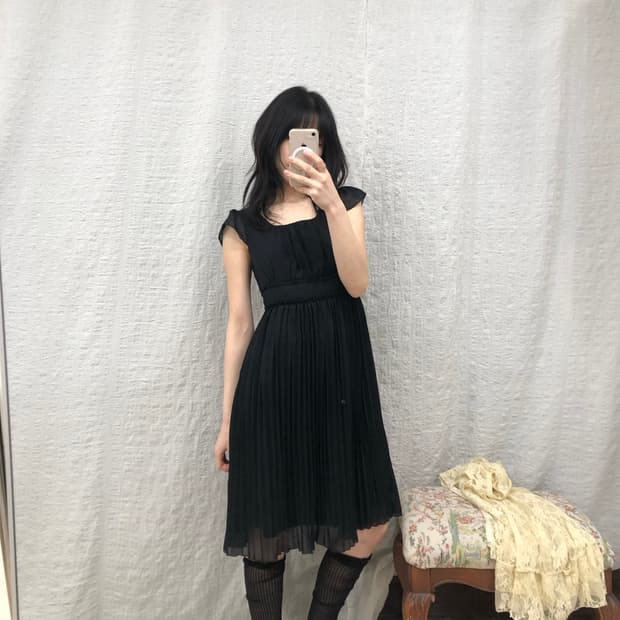 black pleats ops