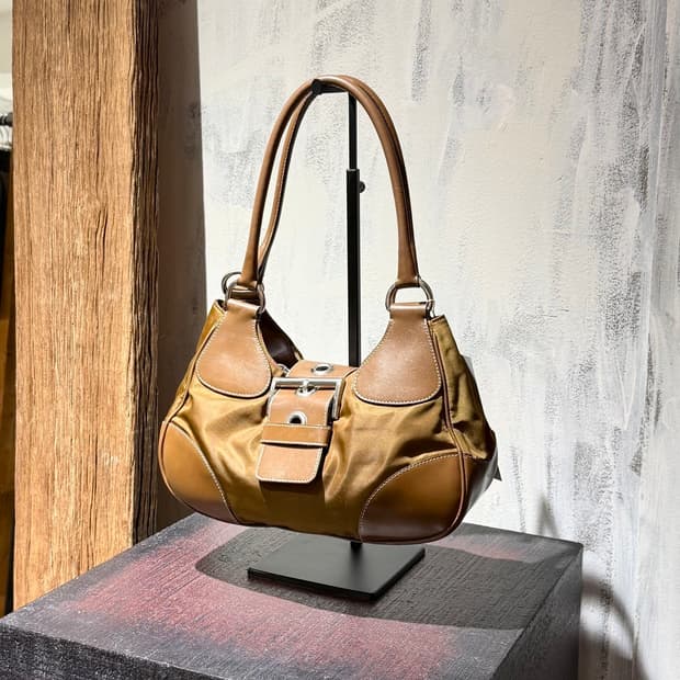 프라다 브라운 테수토 문 나일론 레더 숄더백