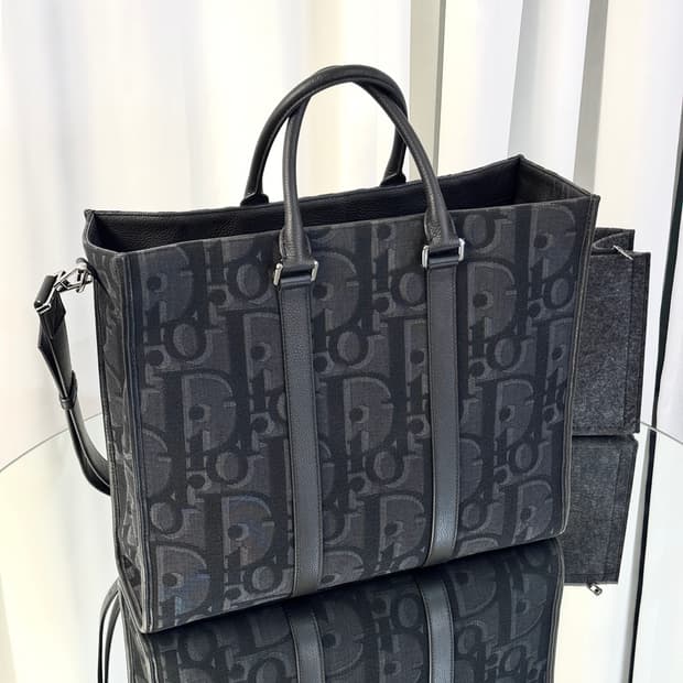 [신품급] 25FW 디올 이스트 웨스트 토트백 맥시 블랙