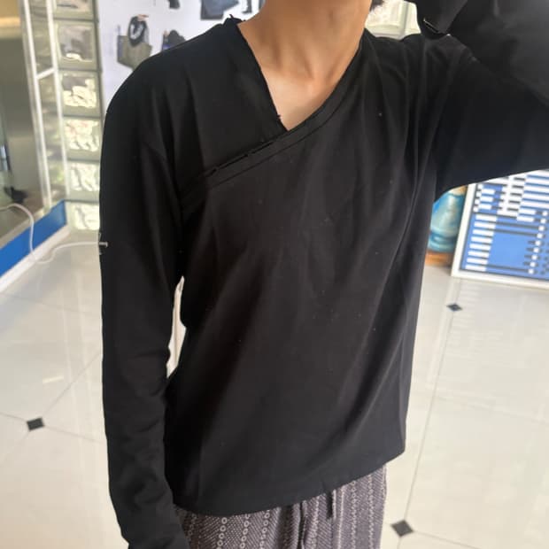 Asym Neckline Top 비대칭 넥라인 탑