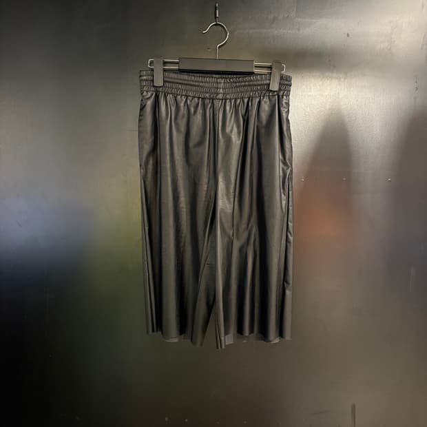 MM6 블랙 레더 반바지