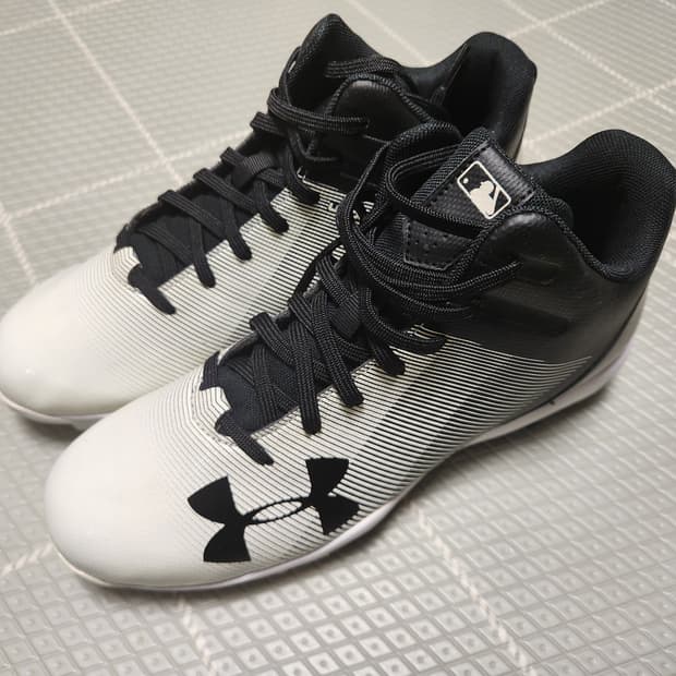 언더아머 야구화 MLB 화이트 블랙(새상품급)250

오염 하자없이 깨끗