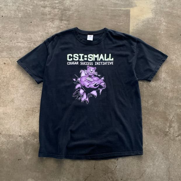 CSI:SMALL & PAWS 바시티 팀 프린팅 티셔츠