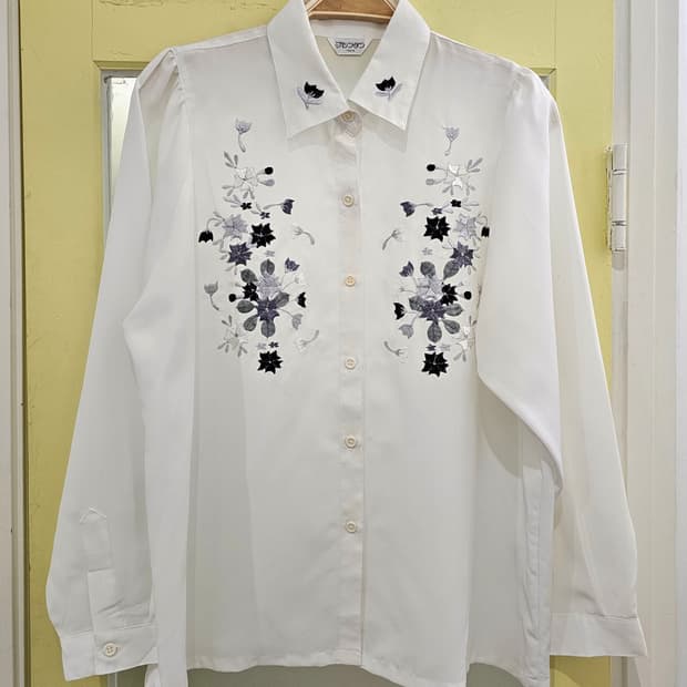 화이트 모노 자수 블라우스