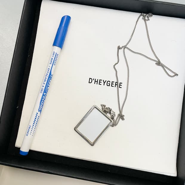 D'heygere Whiteboard Necklace 화이트보드 목걸이