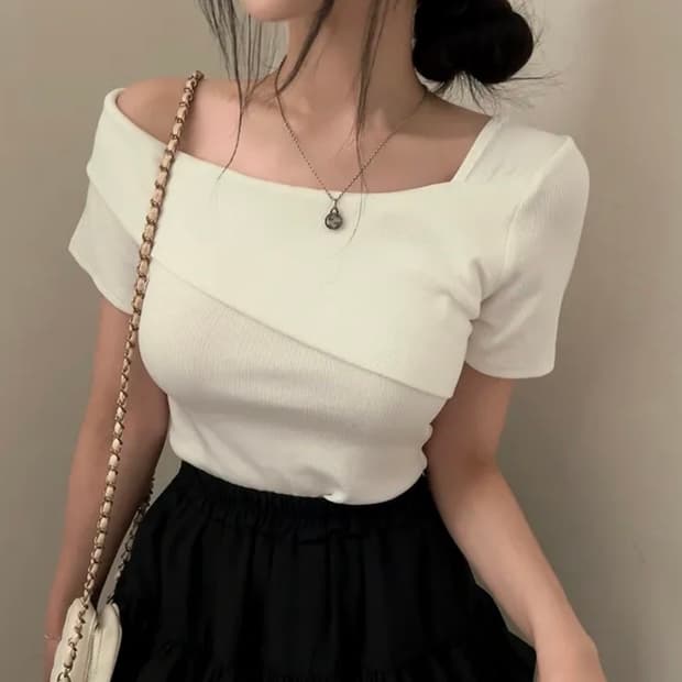 (새상품) 오프숄더 느낌 여성스러운 슬림핏 반팔 티셔츠 FREE