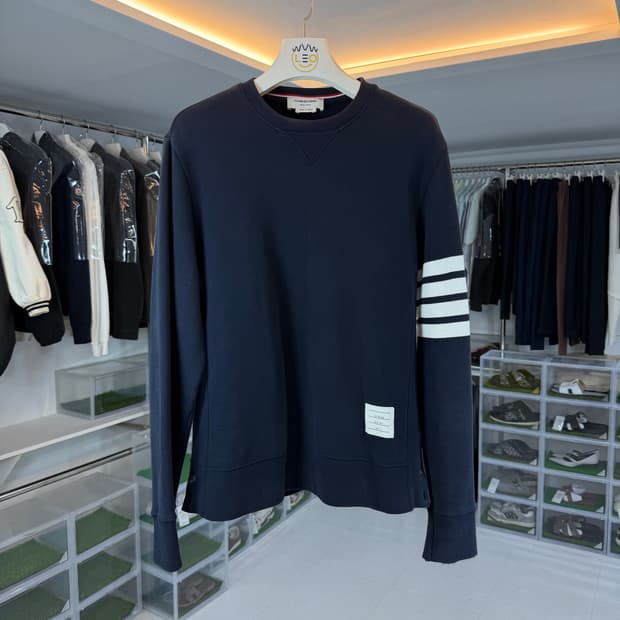 [리오브전포점] 톰브라운 사선 완장 자수 맨투맨