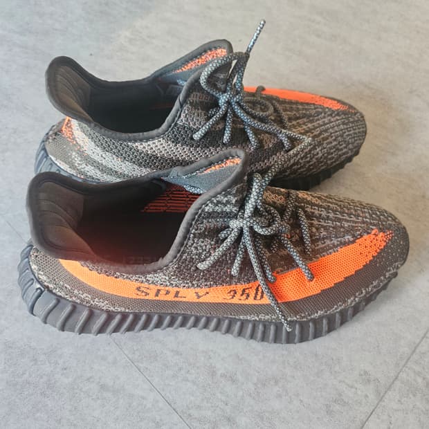 아디다스 이지 부스트 350 V2 카본 벨루가