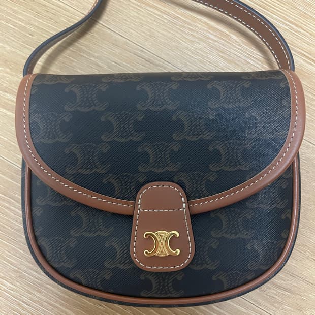 셀린느 트리옹프 캔버스 & 카프스킨 미니 베사체 탄