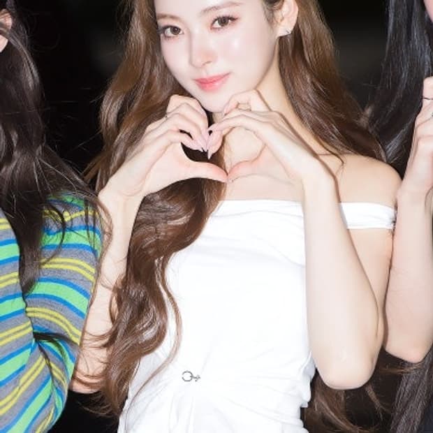 미야오안나착용/당일배송) 페인오어플레져 루비 후크 탑 S사이즈 화이트