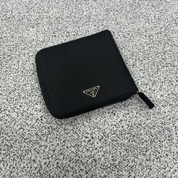 프라다 포코노 삼각로고 지퍼지갑