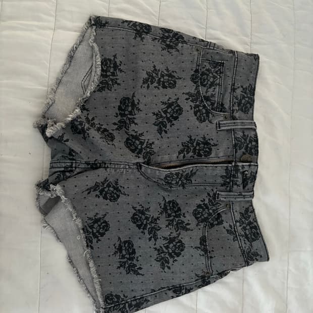 게스 장미 패턴 블랙 데님 숏츠