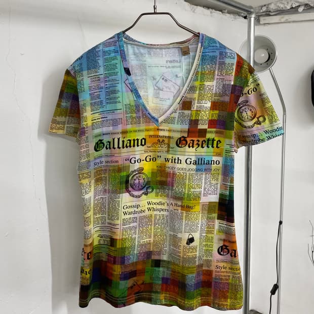 존 갈리아노 뉴스페이퍼 티셔츠