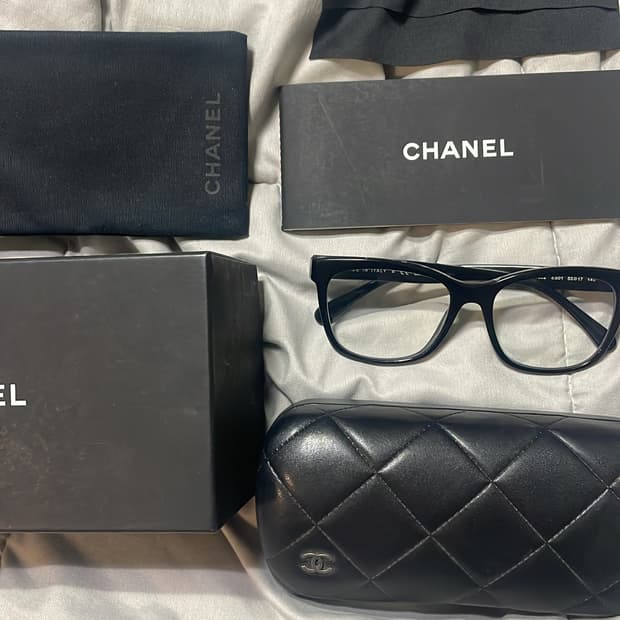 샤넬 로고 뿔테 안경 