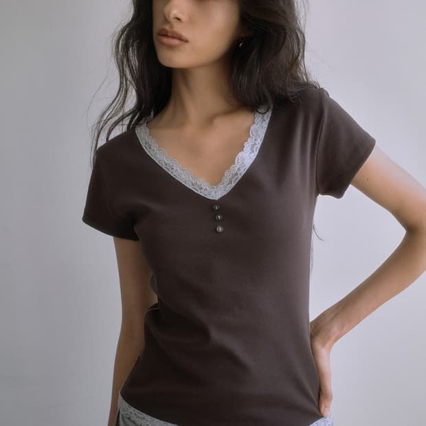 포르테나 LACE TRIM V-NECK T-SHIRT-BROWN